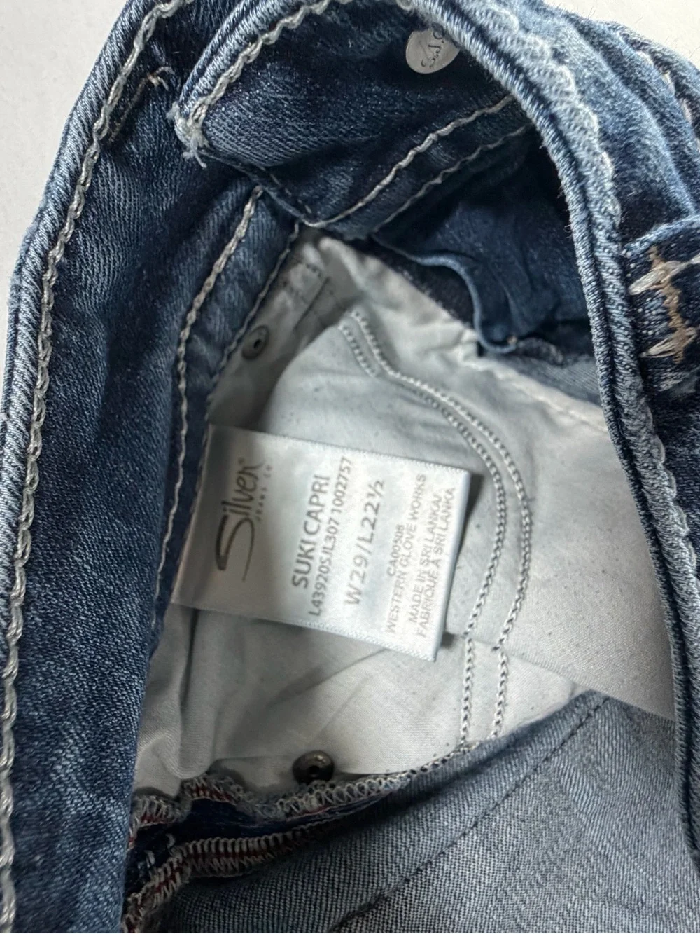Silver Suki Crop/Capri Blue Jeans Stressed W 29/L 22 1/2 #977